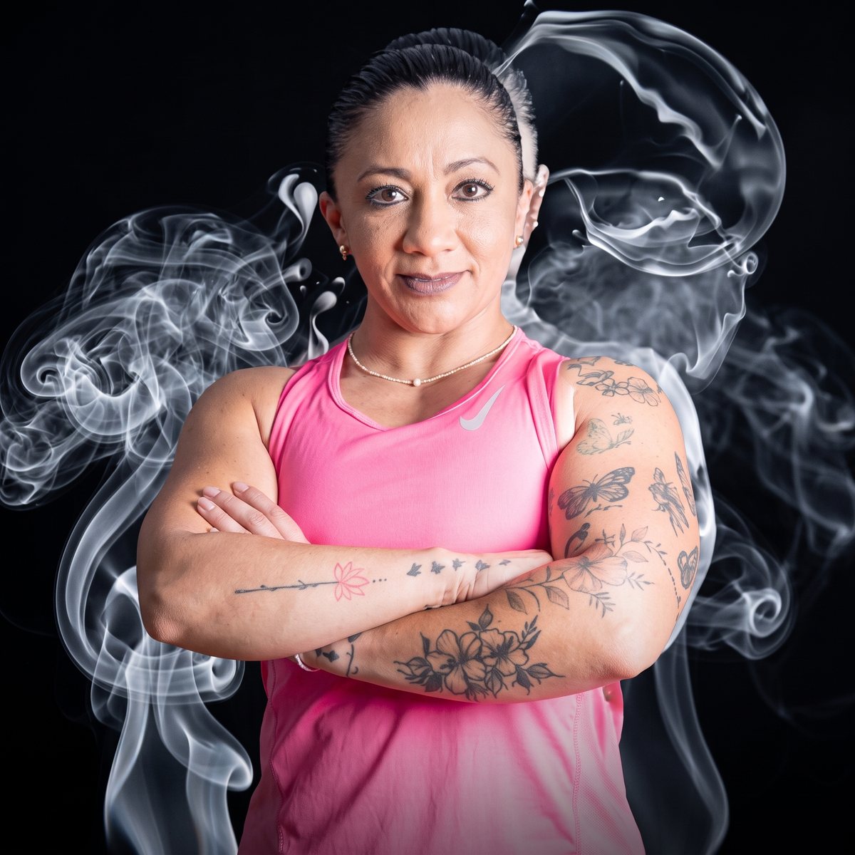 Irma Morales con los brazos cruzados